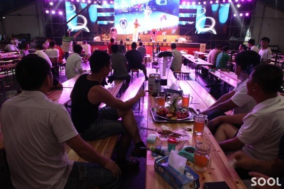 축제장 맥주 천막의 내부 모습 