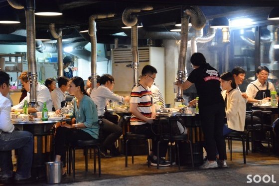 사진은 특정 내용과 관계가 없습니다. 강남 먹자골목의 풍경일뿐입니다.