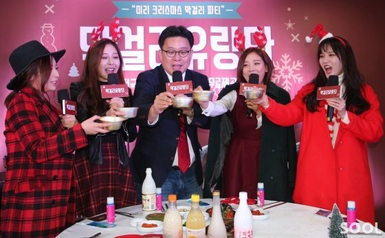 &lsquo;막걸리 유랑단-제주&rsquo;에서 서경덕 교수와 함께 토크쇼를 펼치는 써니힐 모습