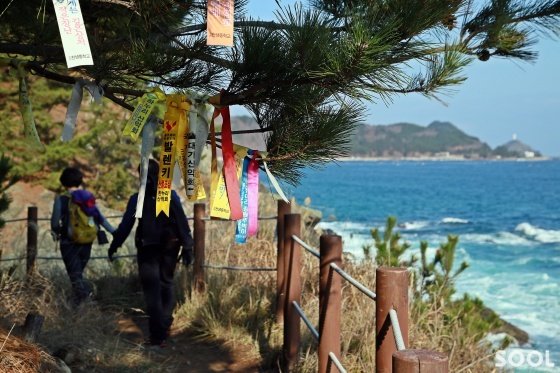 주말엔 단체로 찾는 걷기 여행자가 많다