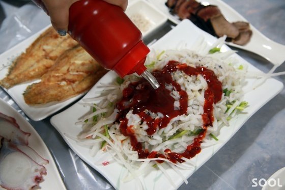 영덕 축산항의 별미 물가자미 무침회 