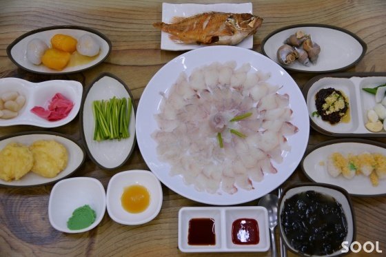주문진 수산시장의 횟짐에서 요즘 제철인 복어를 저렴하게 먹을수 있다.