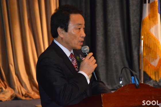 전국종합주류도매업중앙회 대의원 총회가 열리던 날 사회를 보고 있는 이희권 대표