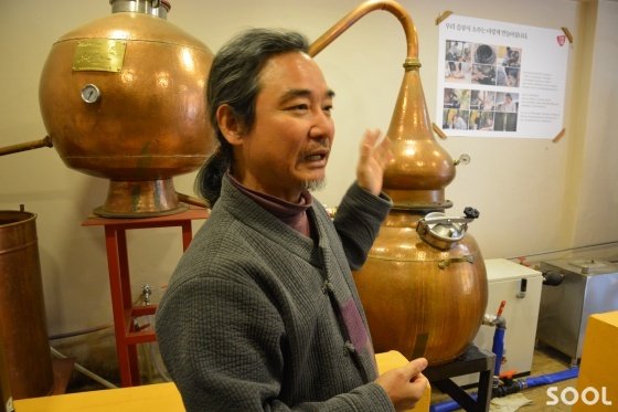 정 대표는 올 여름 증류식 소주를 생산&middot;출하할 계획이라고 밝혔다.