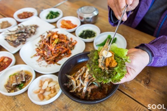 남해 마늘을 올려 쌈을 싸 먹으면 더 맛있다. 멸치 쌈밥