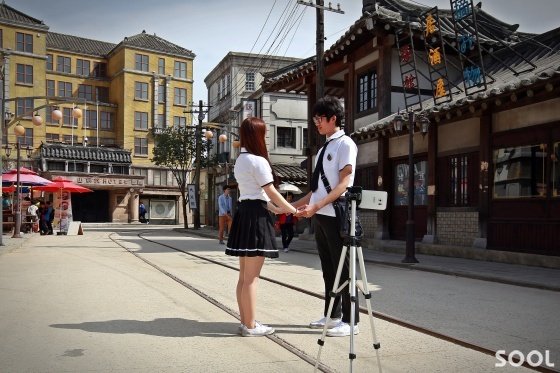 추억의 교복을 입고 기념사진을 찍는 여행객