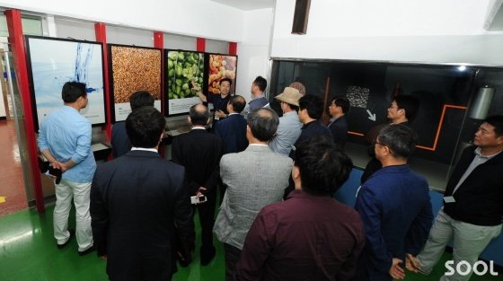  10일 오비맥주경기도 이천공장에서 개최된 &lsquo;오비맥주&middot;협력업체 동반성장 다짐대회&rsquo;에 참석한 중소협력업체 대표들이 맥주원료에 대한 설명을 듣고 있다.