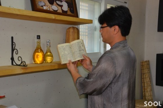 김영섭 대표는 청명주 빚는 비망록 향전록(鄕傳錄)을 수시로 펴 보며 좀 더 좋은 술 빚기에 열심이다. 