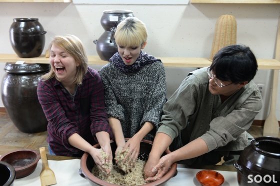 중원당 술빚기 체험은 외국인한테도 인기 있는 이벤트.