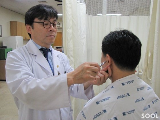 심재종 원장이 단주침인 이침법으로 환자를 치료하고 있다.