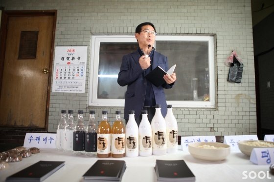 양조장을 방문 한 참관객들에게 설명하는 이동중 대표.