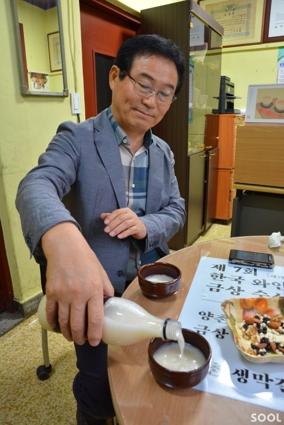 막걸리 한 잔 들어보실래유.