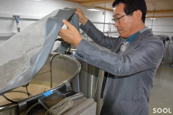 이 대표는 수시로 발효되고 있는 막걸리를 점검한다.