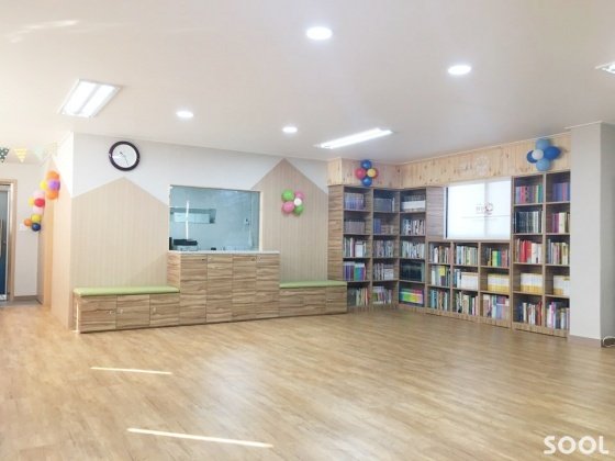 3일 첫 문을 연 오비맥주해피라이브러리 1호인 서울 영등포구 &lsquo;푸른공부방지역아동센터&rsquo;의 실내 전경.