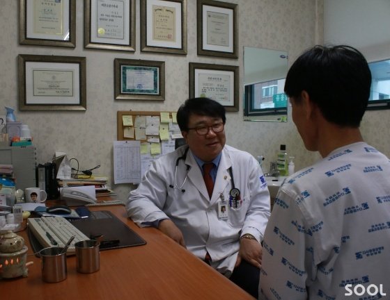 전용준 원장이 내원 환자와 문진을 하고 있다.