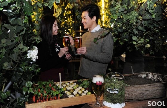 스텔라 아르투아가 강남역 알베르에서 공연과 만찬을 동시에 즐기는 다이닝 이벤트 &lsquo;르 사브아&rsquo;를 선보인다. 사계절을 모두 체험할수 있는 이색공간에서는 특별한 경험을 즐길 수 있다.