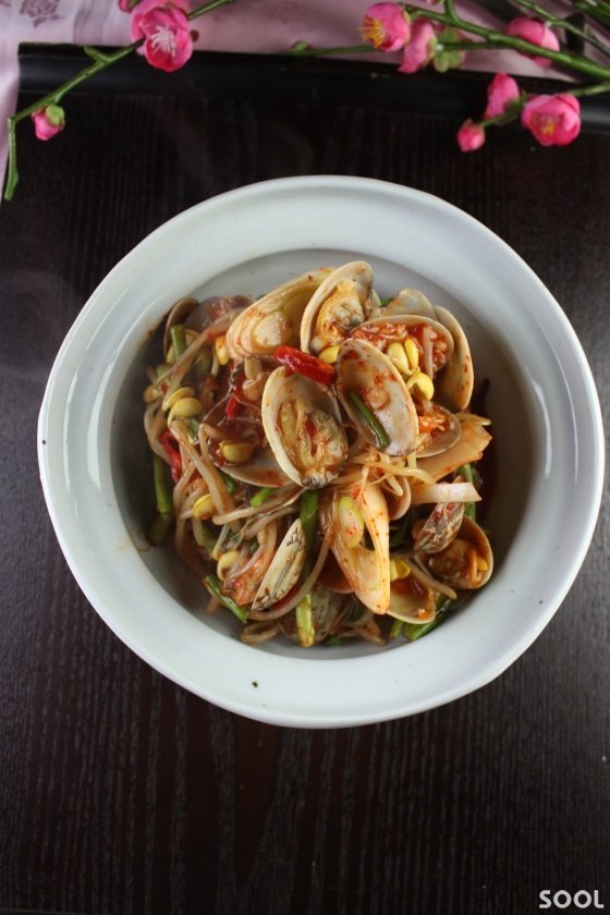 타우린이 풍부해 혈중 콜레스테롤을 낮춰주고 간 해독에 좋은 바지락 콩나물찜