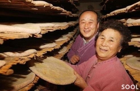 유청길 대표가 모친(전남선 여사)과 누룩방에서 누룩의 상태를 살펴보고 있다.