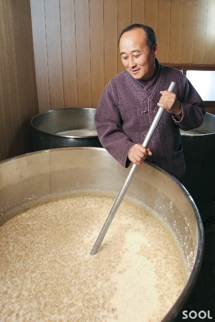 좋은 술을 빚어 내기 위해선 잘 저어줘야 한다.