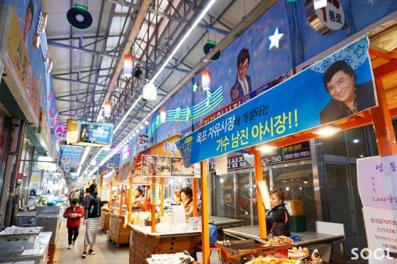 [목포_남진야시장] [사진 5] 종전 점포 사이로 먹거리 판매대가 들어선다. _사진 촬영 구완회