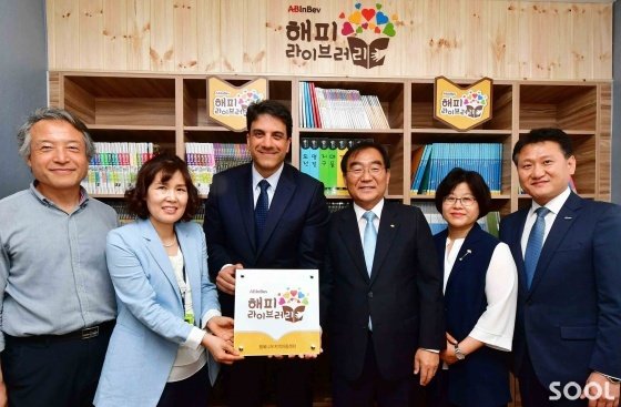 왼쪽부터 김윤모 유스투게더 대표, 신희경 행복나무지역아동센터장, 김도훈 오비맥주 사장, 이승훈 청주시장, 박영숙 지역아동센터중앙지원단장, 박제수 대교 본부장.