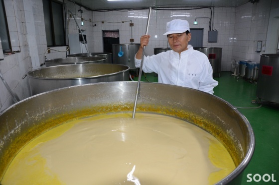 막걸리는 수시로 저어주어야 술맛이 고르다