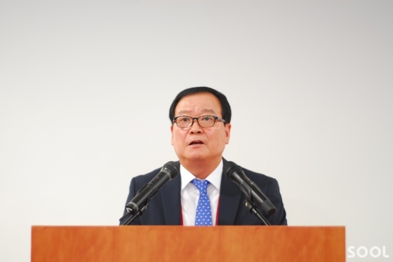 오정석 회장이 주제를 발표하고 있다