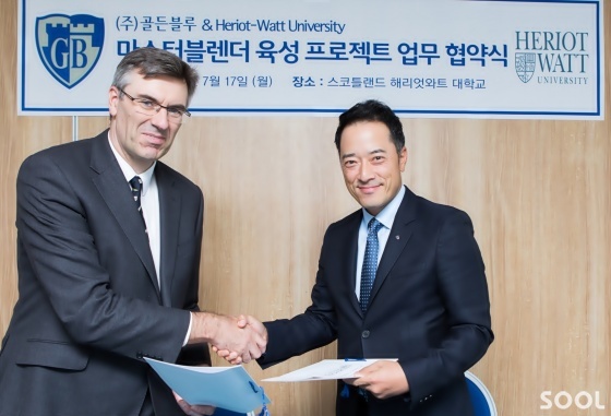㈜골든블루&해리엇와트 대학교 MOU 체결식. MOU 체결식 후, ㈜골든블루 김동욱 대표(오른쪽)와 해리엇와트 대학교 공과대학장 스튜어트맥그리거(Stuart Macgregor)교수(왼쪽)가 기념촬영을 하고 있다. 