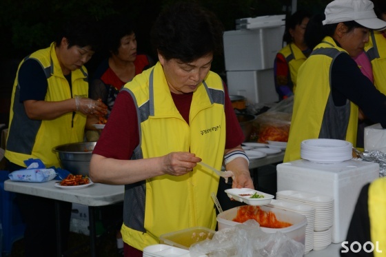 유 대표의 부인 진현주 씨외 부녀회원들의 안주 봉사