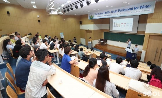 세계 26개국 대학생들이 세계 물 문제 해결방안을 토론하는 ‘아시아·태평양 대학생 물 의회’가 16일 울산과학기술원(UNIST)에서 오비맥주 후원으로 열렸다. 오비맥주 김승오 부장이 전문가 초청 프로그램에 민간 기업 대표로 참가, 친환경 물 자원관리 및 지속가능한 물 이용 방안에 대해 강연하고 있다.