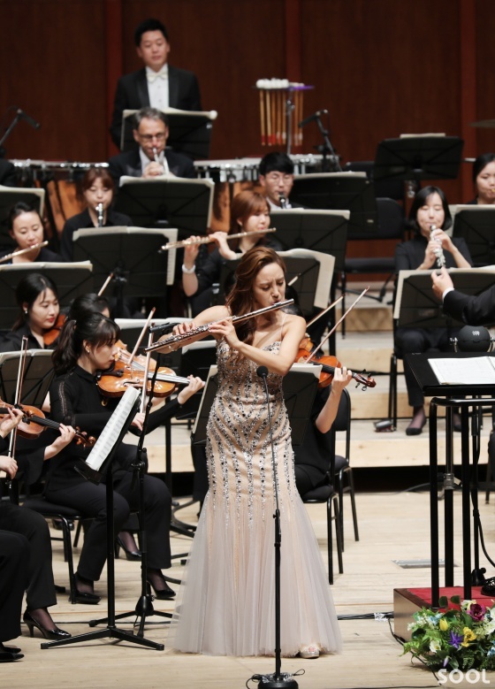 협연에 나선 플루티스트 최나경의 연주모습.