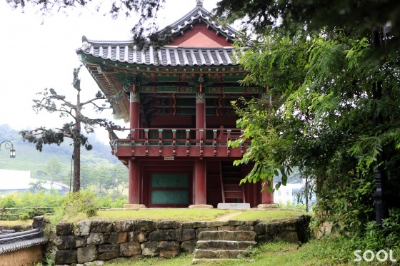 삼판서고택 쪽에서 본 제민루