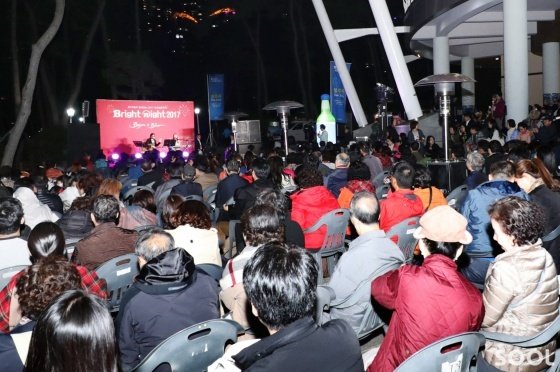 28일 비엔그룹이 해운대 누리마루 APEC하우스에서 홀몸어르신, 사회복지사, 소방공무원 등 시민 800여 명을 초청해 불꽃쇼 관람행사를 가졌다.