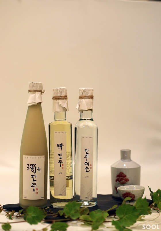  이 원장이 직접 빚은 술. 현재는 &lsquo;淸 진주&rsquo;만 판매한다.