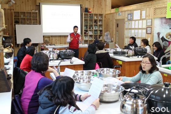 전통주 빚기에 앞서 이론 교육부터 실시한다.
