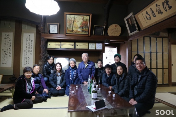 1년에 몇 번 씩 해외 양조장 견학도 실시한다. 사진은 지난 2월 일본 宝山酒造를 방문했을 때 기념사진.