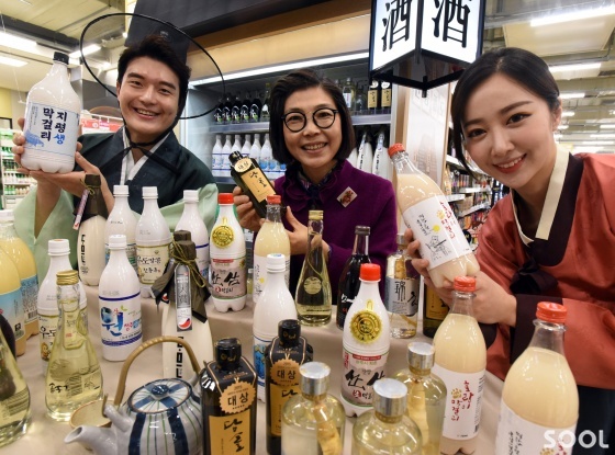  지난 달 29일 홈플러스 영등포점에서 배혜정 한국막걸리협회장(가운데)과 모델들이 다양한 전통주를 선보이고 있다. 