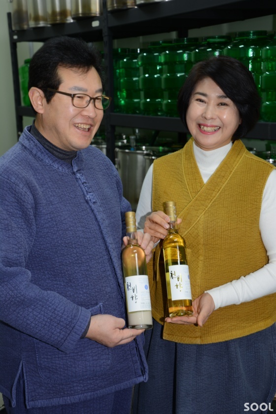 이예령 부부가 열심히 술을 빚는다. 두 사람의 미소가 보기 좋다. 김승우 부사장(좌) 이예령 대표(우)