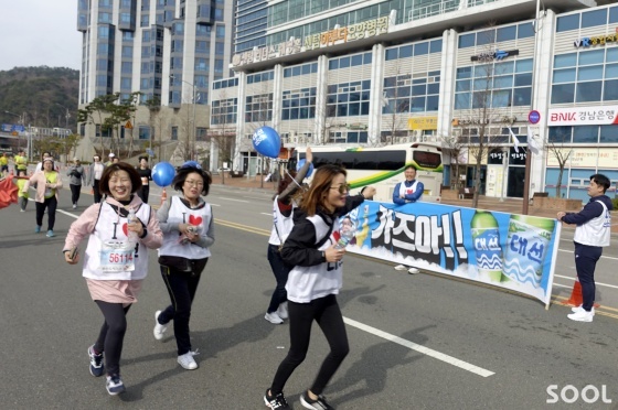 대선주조 임직원들이 마라톤에 참가해 달리고 있다.