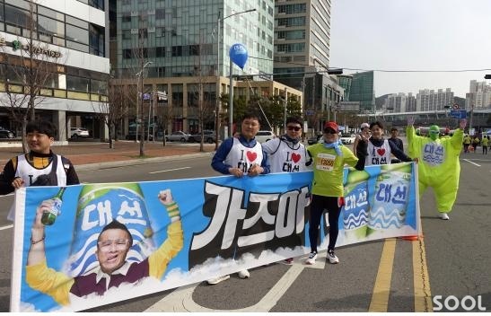 3대선주조 임직원들이 이 회사의 캐릭터인 버블맨 인형 옷을 입고