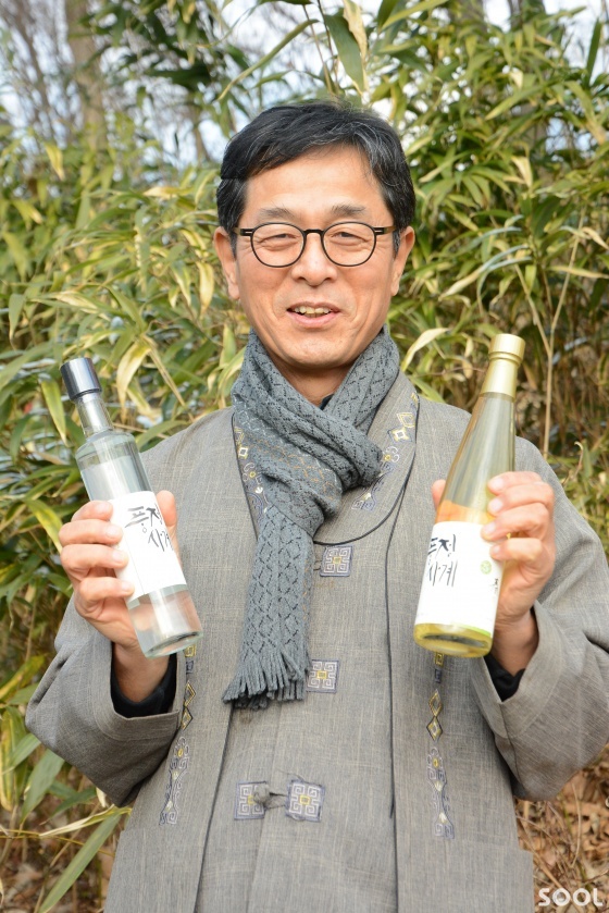도널드&nbsp;트럼프&nbsp;미국&nbsp;대통령&nbsp;방한과&nbsp;관련한&nbsp;공식&nbsp;만찬주로&nbsp;청원구&nbsp;내수읍&nbsp;풍정리&nbsp;농업회사법인&nbsp;화양(대표&nbsp;이한상)의&nbsp;&lsquo;풍정사계&nbsp;춘&rsquo;이&nbsp;선정됐다.