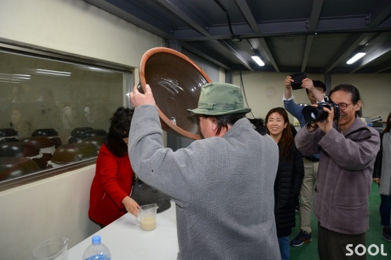 김기상 화백은 술 자배기 째 술을 마셨다. 