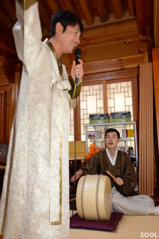 윤진철 명창이 사랑가를 열창하고 있다.
