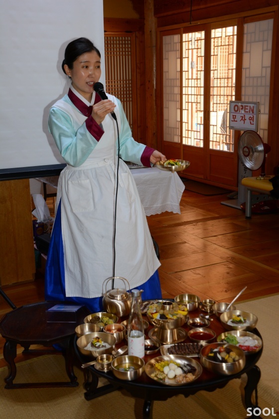 김연지 궁중요리연구가가 직접 차린 주안상을 설명하고 있다.