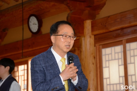 한형선 약사가 건강에 대해 특강을 하고 있다.