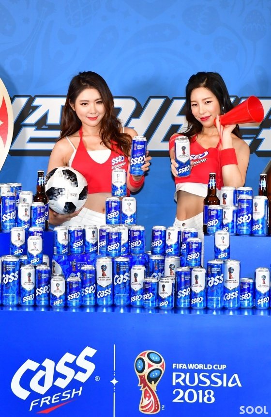 카스 모델들이 2018 러시아 월드컵에서 한국팀의 선전을 기원하며&lsquo;뒤집어버려&rsquo;의 메시지를 담은 &lsquo;카스 후레쉬 월드컵 스페셜 패키지&rsquo;와 함께 기념 촬영을 하고있다.