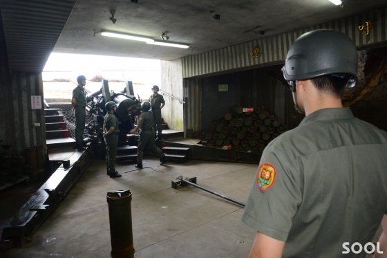 사산포 진지. 지금은 관광객들을 위해 병사 차림을 한 홍보요원들이 대포를 쏘는 퍼포먼스를 하고 있다.
