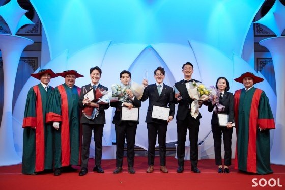 5일 오전 서울 강남구 임피리얼 팰리스 호텔에서 열린 '제17회 한국 소믈리에 대회'에서 결선 진출자들이 심사위원들과 함께 기념 촬영을 하고 있다.