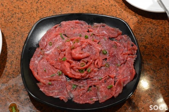 금문도 소고기는 맛있기로 유명하다. 주조장 인근에서 맛 본 소고기는 주조과정에서 나온 술찌거미를 사료로 사용했다고 한다. 고기 색깔이 예술이다.