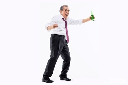 번듯한 직장에 다니며 문제없이 일상생활을 이어가는 ‘고도적응형 알코올 중독’은 술 문제가 잘 드러나지 않고 상태가 심각해진 뒤에야 병원을 찾는 경우가 많아 주의가 요구된다. 사진제공 = 다사랑중앙병원